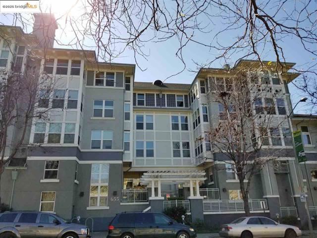 655 12Th St, Oakland CA: https://media.crmls.org/mediaz/807e1565-bff8-4d7d-8c18-9c206fecd671.jpg