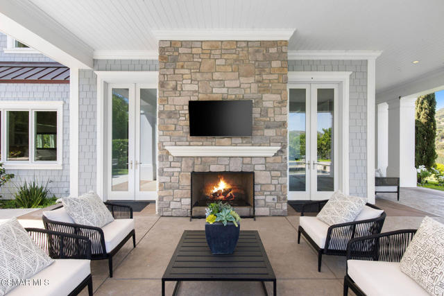 2385 Calbourne Court, Lake Sherwood CA: https://media.crmls.org/mediaz/807e88b6-d44a-4147-882c-92ef8c024eed.jpg
