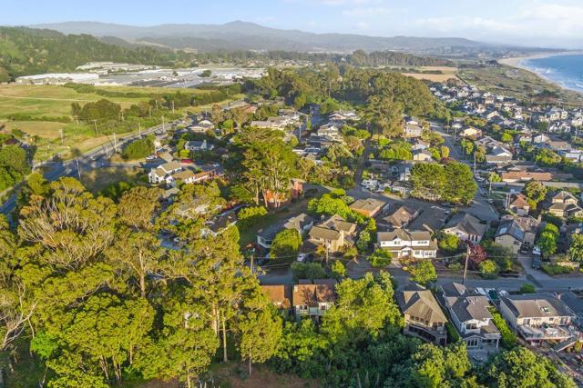 385 Miramar Drive, Half Moon Bay CA: https://media.crmls.org/mediaz/807ed219-58c2-4ec6-869f-0fe80c4970eb.jpg