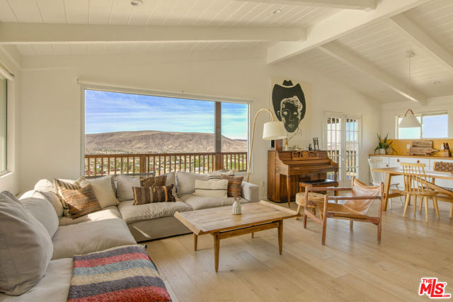 5637 Minna Gombell Lane, Pioneertown CA: https://media.crmls.org/mediaz/807ef599-cf95-46a1-9fce-ec05bb9eb8c5.jpg