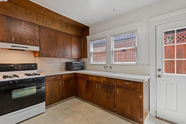 4011 Brighton Ave, Oakland CA: https://media.crmls.org/mediaz/8080533b-c704-4de5-a8d6-89c0a55318e4.jpg