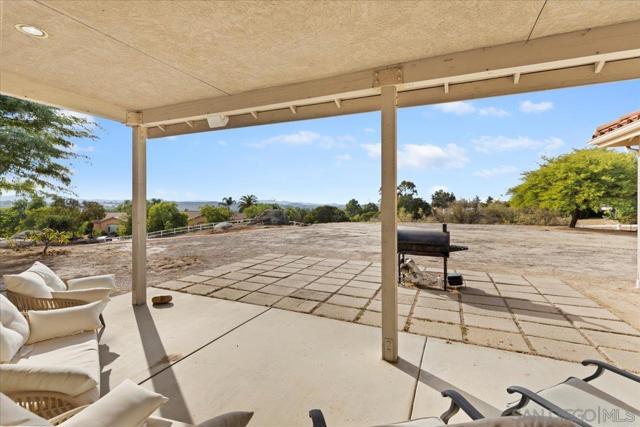 31252 North Star Way, Valley Center CA: https://media.crmls.org/mediaz/80806774-2550-4e5b-a0f4-b18e5ae0454c.jpg