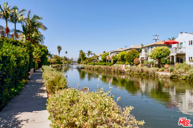 3005 Grand Canal Court, Venice CA: https://media.crmls.org/mediaz/8081f525-1d5a-48ad-bf22-ddb8cf6af449.jpg