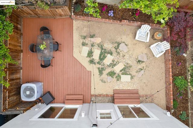 1006 Glendora Ave, Oakland CA: https://media.crmls.org/mediaz/80820453-9398-4c1a-bb75-6b2eb5ba004e.jpg