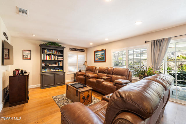 411 Blackhawk Drive, Newbury Park CA: https://media.crmls.org/mediaz/80823d20-28bb-416c-8abc-7951dc8c2ad8.jpg