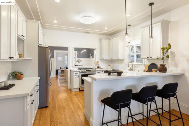 479 41st St, Oakland CA: https://media.crmls.org/mediaz/8082c0f1-de53-4acb-97c9-fbfb32d302a9.jpg