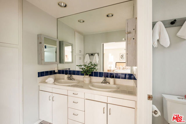 980 Oneonta Drive, Los Angeles CA: https://media.crmls.org/mediaz/80831947-ebd8-4131-b9ed-0a16ffdc5a02.jpg