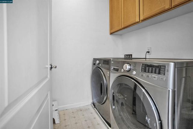 1186 Waverly Cir, Hercules CA: https://media.crmls.org/mediaz/808330ca-a7b5-47ea-be3e-a15f9a1f35d1.jpg