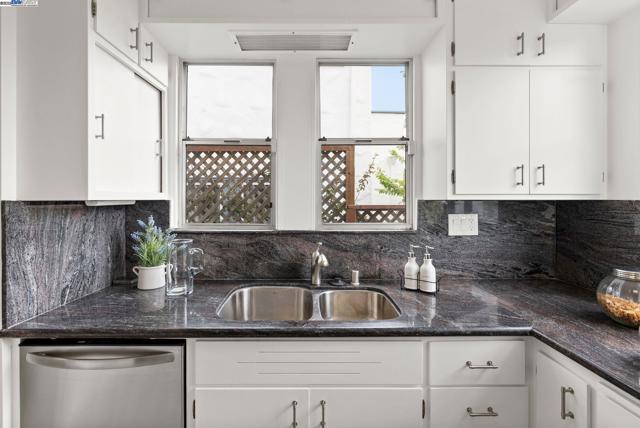 2806 Clay St, Alameda CA: https://media.crmls.org/mediaz/8083acdb-6233-44a2-a6ae-e4c02396e257.jpg