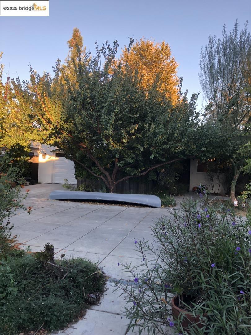 https://media.crmls.org/mediaz/8083e655-88a9-430b-b157-dd2aebfea996.jpg?preset=X-Large