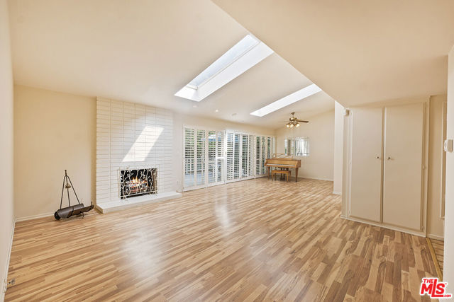 24041 Mariano Street photo 6