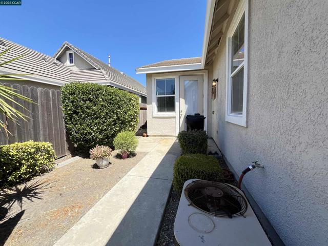 1870 Zurlo Way, Sacramento CA: https://media.crmls.org/mediaz/8086d5c4-f9b3-4678-9138-22cab761df2e.jpg