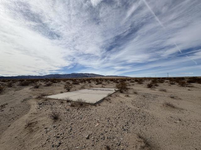 81325 29 Palms Highway, 29 Palms CA: https://media.crmls.org/mediaz/808711e1-0f71-4988-bbd0-9ce8302a3c79.jpg