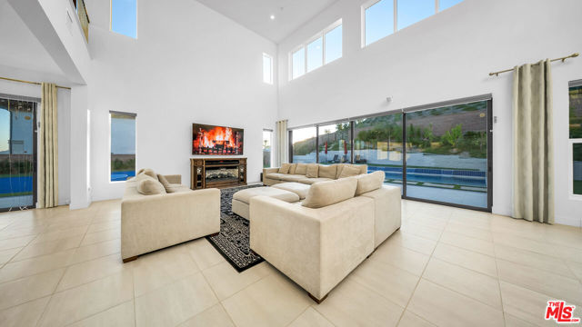 12553 N Ridgeline Road, Porter Ranch CA: https://media.crmls.org/mediaz/80871392-26e5-4ef9-827f-d7fcd9a380ff.jpg