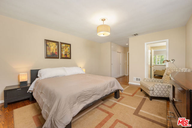 723 N Sierra Drive, Beverly Hills CA: https://media.crmls.org/mediaz/80874f37-d2b1-4585-842b-6aaa05b03dc0.jpg