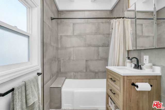 4400 Ocean Drive, Manhattan Beach CA: https://media.crmls.org/mediaz/8088a79f-94e8-4025-aa05-d319277d6e84.jpg
