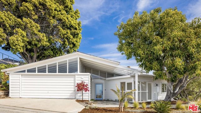 17601 Tramonto Dr, Pacific Palisades, CA 90272