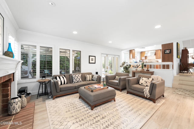 11556 Coralberry Court, Moorpark CA: https://media.crmls.org/mediaz/808ab693-eb91-4378-a9a4-74a7954993a9.jpg