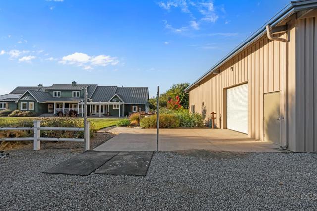 6840 Southside Road, Hollister CA: https://media.crmls.org/mediaz/808ae513-4921-4379-85c8-14873c5ae4e9.jpg