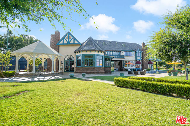 19000 Dorlon Drive, Tarzana CA: https://media.crmls.org/mediaz/808b8c4d-649f-4079-a59c-ec4816a1f8f2.jpg