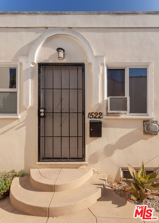 1520 Menlo Avenue, Los Angeles CA: https://media.crmls.org/mediaz/808bed19-6273-4705-a52c-0c07f83ff78e.jpg