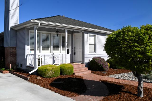 1639 Cypress Avenue, San Mateo CA: https://media.crmls.org/mediaz/808c21b6-f9e8-45a9-9f5f-ec177441bfdd.jpg