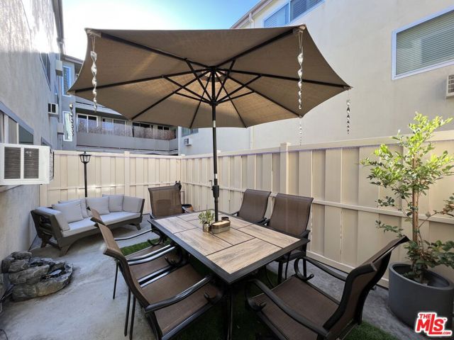525 N Sycamore Avenue, Los Angeles CA: https://media.crmls.org/mediaz/808d45d5-8198-4e45-890f-e4be7262c7ee.jpg