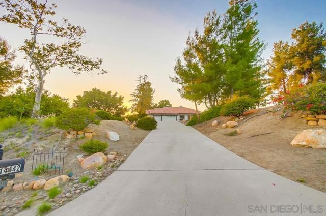 14442 Ranch Trail Drive, El Cajon CA: https://media.crmls.org/mediaz/808f47a6-c671-4336-b71b-a1e61121a5f0.jpg
