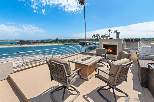 3328 Crown Point, San Diego CA: https://media.crmls.org/mediaz/808f5d64-46ec-4d8e-8a6c-45fc4760027c.jpg