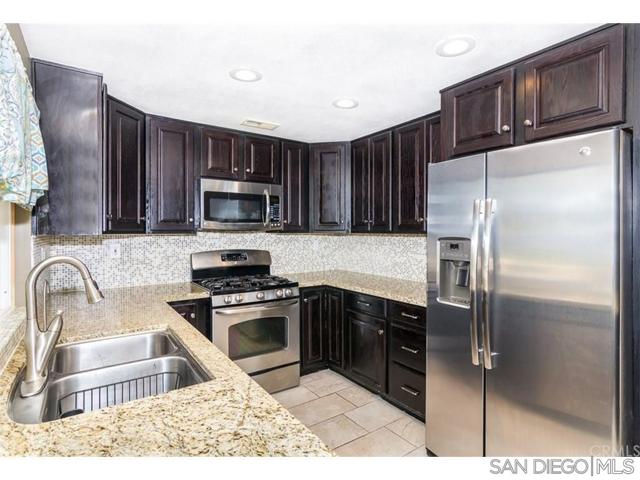 30478 Sierra Madre Drive, Temecula CA: https://media.crmls.org/mediaz/808f999f-4fa8-41fb-b7a9-109b5efac84f.jpg