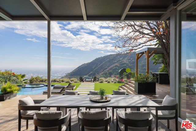 2511 Carman Crest Drive, Los Angeles CA: https://media.crmls.org/mediaz/808fa137-13ff-4a7b-83ef-d2ec46f3254b.jpg
