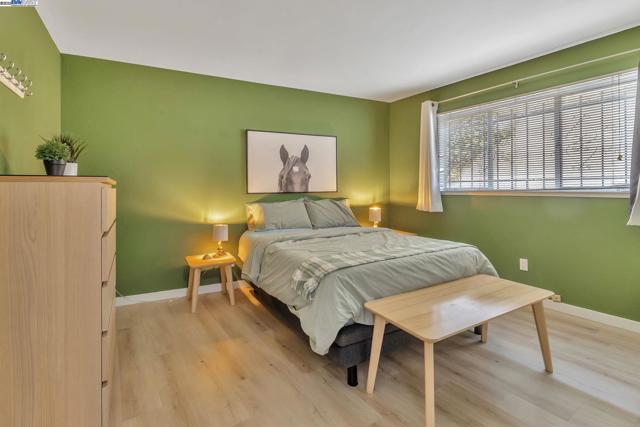 3877 Howe St, Oakland CA: https://media.crmls.org/mediaz/80905e69-5344-450f-88a7-8dcaf5829045.jpg