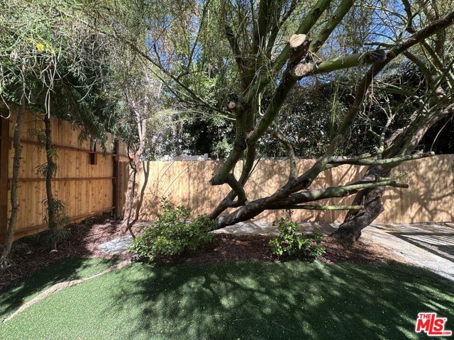 636 N Curson Avenue, Los Angeles CA: https://media.crmls.org/mediaz/809077f9-4c71-4e95-93c6-0e433cfe3231.jpg