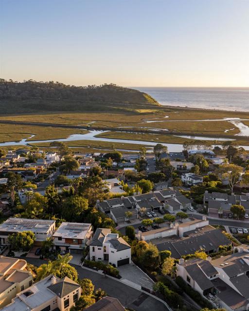 12994 Via Esperia, Del Mar CA: https://media.crmls.org/mediaz/809098df-8f93-43b1-93db-2be494cd8554.jpg