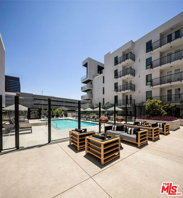 687 S Hobart Boulevard, Los Angeles CA: https://media.crmls.org/mediaz/8091ebbc-3e95-416e-992a-74cf13aa7ab1.jpg