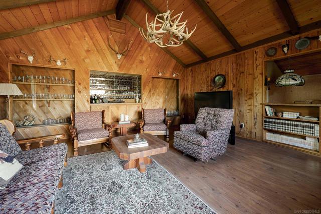 8550 Roach Drive, La Mesa CA: https://media.crmls.org/mediaz/8092e6cf-9d36-4166-8543-26734c8bb2e4.jpg