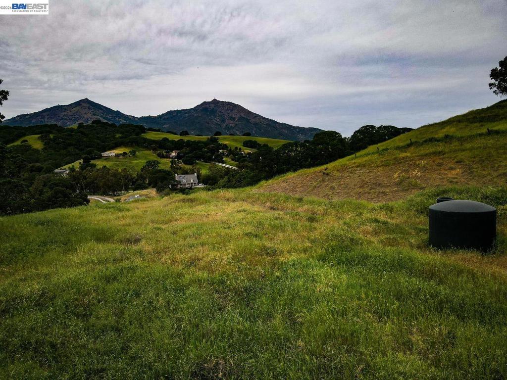 https://media.crmls.org/mediaz/80943518-b0df-43a8-b9cc-5ab4cc4867df.jpg?preset=X-Large