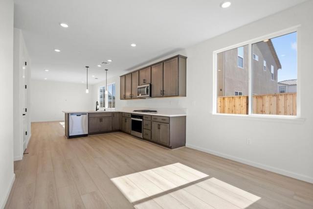 1911 Hydrangea Dr, Hollister CA: https://media.crmls.org/mediaz/80953e92-205f-4d4b-a527-c9ea20a36e62.jpg