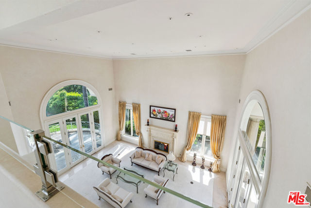 3303 Clerendon Road, Beverly Hills CA: https://media.crmls.org/mediaz/80966586-e6b0-4798-a9db-adfad955f1c6.jpg