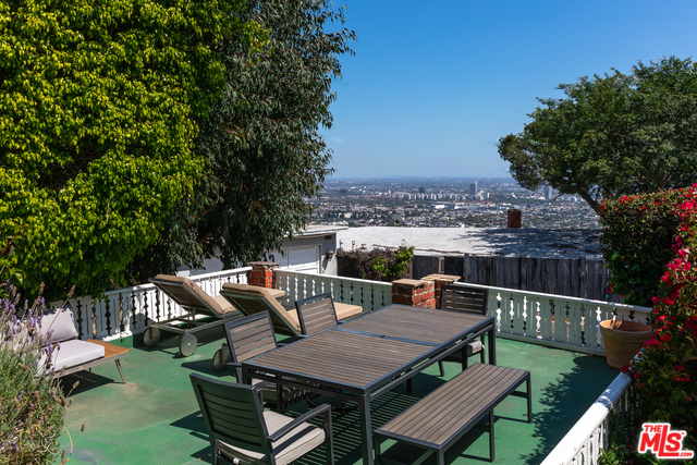 8545 FRANKLIN Avenue, Los Angeles CA: https://media.crmls.org/mediaz/8096a5c6-cdf3-41ed-9fc3-0aaea94e1e9a.jpg