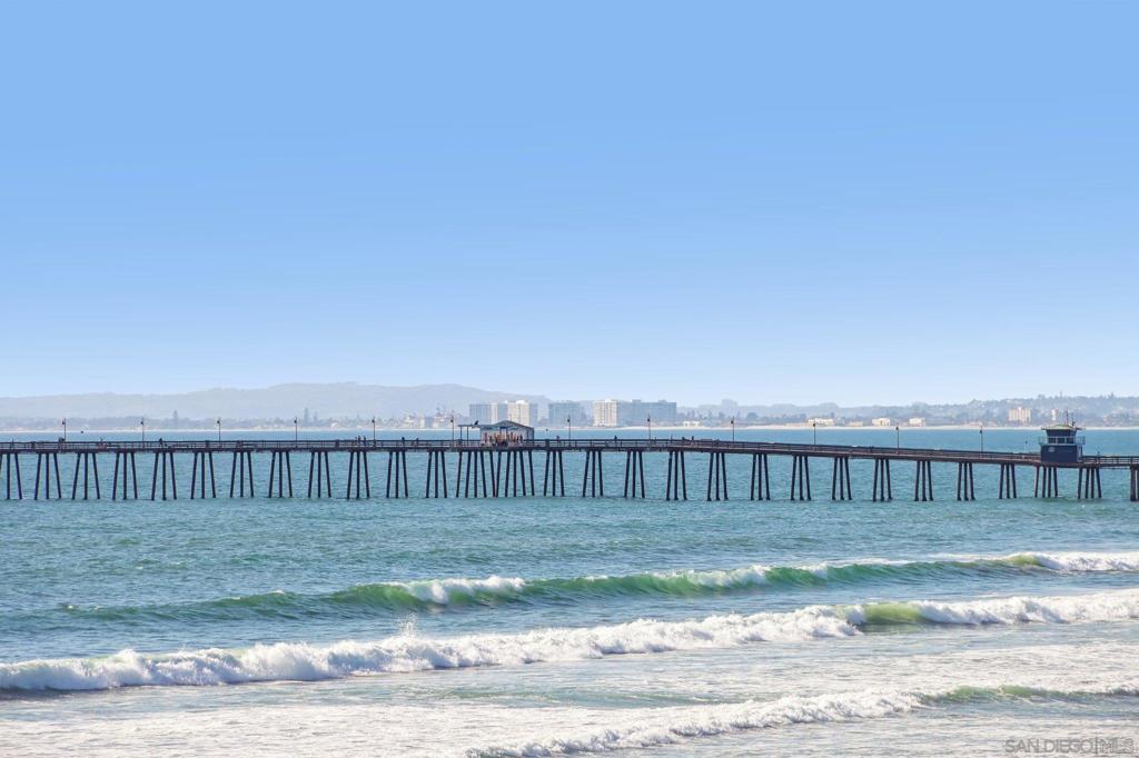 https://media.crmls.org/mediaz/8096bc17-913d-4f65-9cc4-63f8d450efbc.jpg?preset=X-Large