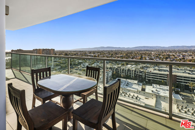 13700 Marina Pointe Drive, Marina del Rey CA: https://media.crmls.org/mediaz/80976502-89e9-46f4-8824-45037dedc705.jpg