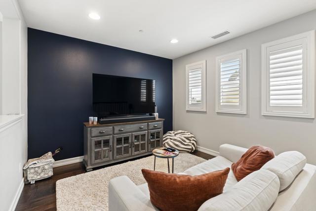 1017 Scarlet Way, Encinitas CA: https://media.crmls.org/mediaz/80978697-ab84-4f10-bdc1-946190c82898.jpg