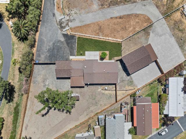 3393 Gateway Rd, Bethel Island CA: https://media.crmls.org/mediaz/80988110-024b-4395-bdfb-c3e12c1f7849.jpg