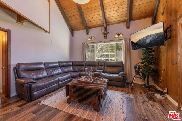 817 Grass Valley Road, Lake Arrowhead CA: https://media.crmls.org/mediaz/8099a0bc-c9dd-4c75-b7ac-026a36030f43.jpg