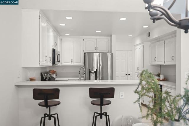 2120 Shady Creek Pl, Danville CA: https://media.crmls.org/mediaz/809b28a4-a7f0-4fed-9b07-32afc5280389.jpg