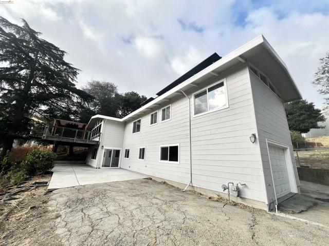 58 Pomona St, Crockett CA: https://media.crmls.org/mediaz/809b3aad-4d86-4cfa-88d0-50945ae88c0a.jpg