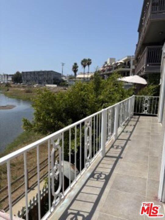 120 Hurricane, Marina del Rey CA: https://media.crmls.org/mediaz/809ba8b2-3ebd-4d73-b18b-0f5f61f94fc4.jpg