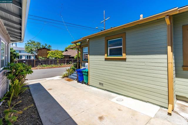 3018 Courtland Ave, Oakland CA: https://media.crmls.org/mediaz/809c0441-4634-4cb4-9278-151177540d76.jpg