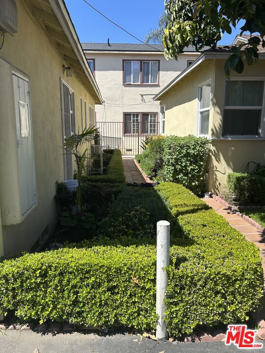 14757 Sylvan Street photo 2